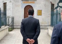 Не уважает святыни: Мэра Стамбула хотят привлечь к ответственности за то, что он держал руки за спиной