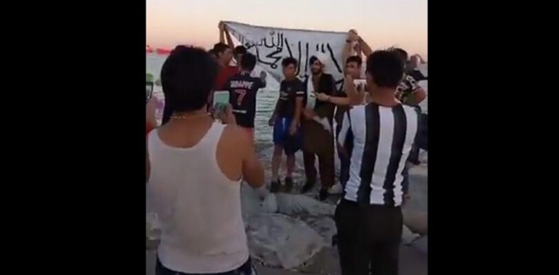 Видео с афганскими беженцами с флагом «Талибан» возмутило турецких пользователей