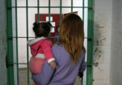В тюрьмах Турции для младенцев откроют комнаты для ползания и игр
