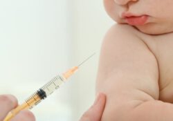 Младенцов в Турции случайно вакцинировали против COVID-19
