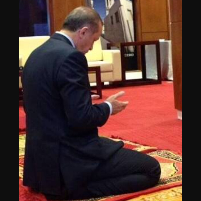 «Эрдоган хоть и ворует, зато совершает намаз»   