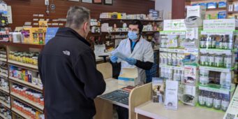 Болгарские туристы покупают дешевые лекарства в Турции